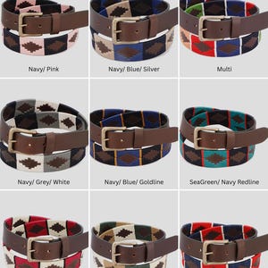 Könnte beinhalten: Neun Ledergürtel mit verschiedenen Farbkombinationen. Jeder Gürtel hat einen braunen Lederriemen und eine Metallschnalle. Die gemusterten Designs umfassen Marine, Rosa, Blau, Silber, Rot, Grün, Weiß und Gold.