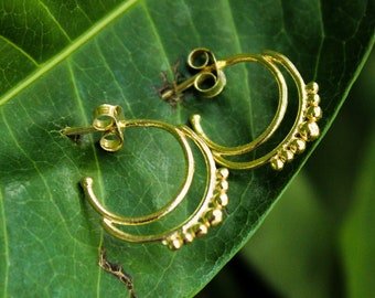 Pendientes delicados / Pendientes chapados en oro de 18k / Pendientes de plata esterlina / Hecho a mano / Joyería minimalista / Regalo perfecto