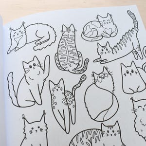 Pu&ograve; includere: Una pagina da colorare in bianco e nero con una variet&agrave; di gatti in diverse pose. I gatti sono disegnati in uno stile semplice e cartonato.