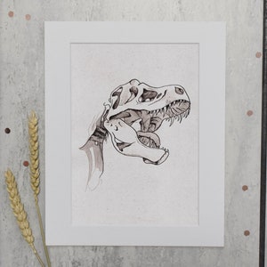 Puede incluir: Ilustraci&oacute;n en blanco y negro de un cr&aacute;neo de Tyrannosaurus Rex enmarcado. La obra de arte destaca los detalles esquel&eacute;ticos, incluidos los dientes. El fondo es una superficie texturizada de color gris claro.
