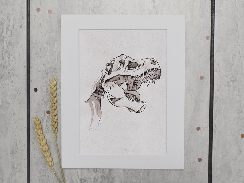 Puede incluir: Ilustraci&oacute;n en blanco y negro de un cr&aacute;neo de Tyrannosaurus Rex enmarcado. La obra de arte destaca los detalles esquel&eacute;ticos, incluidos los dientes. El fondo es una superficie texturizada de color gris claro.