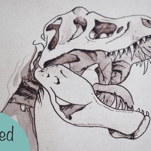Puede incluir: Ilustraci&oacute;n en acuarela de un cr&aacute;neo de Tyrannosaurus Rex en tonos grises y marrones. El cr&aacute;neo del dinosaurio tiene dientes afilados y est&aacute; sobre un fondo neutro. La palabra "Aged" est&aacute; en un c&iacute;rculo turquesa.
