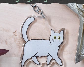 Llavero de gato blanco, imán o pin, llavero para dueños de gatos, gato blanco brillante, regalo para mamás de gatos, regalo para papás de gatos, lindo regalo de gato