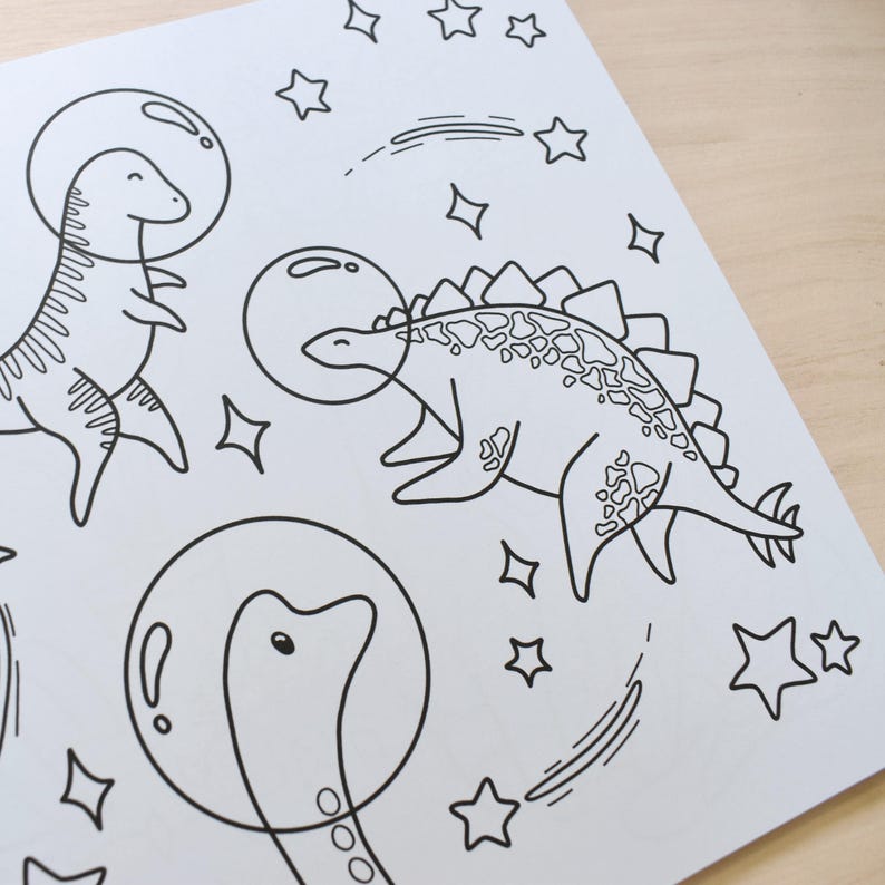 Pu&ograve; includere: Un disegno in bianco e nero di tre dinosauri che indossano caschi spaziali. I dinosauri si trovano in un ambiente spaziale con stelle e comete.
