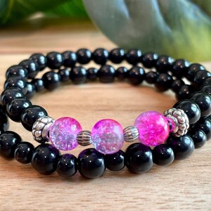 Handgemaakte kralenarmband voor dames | armband van zwarte harskralen en roze glaskralen | Elastische armband | elastische armband