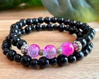 Handgemaakte kralenarmband: zwarte hars en roze glas - rekbare elegante stapel