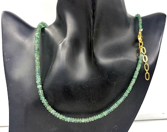 Collar de esmeraldas naturales de 3,5–5 mm con cuentas lisas, 50,8 cm (20 pulgadas), cierre chapado en oro de 18 quilates. Joyería delicada para regalo.