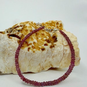 Rubin Armband 3 bis 4 mm runde facettierte natürliche Edelsteine Sterlingsilberverschluss