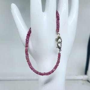 Pulsera de rubí facetado en oro, joyería con piedra natal de julio, delicado regalo de piedra preciosa roja para ella, pulsera ajustable en capas hecha a mano.