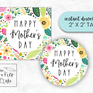 Op de afbeelding: Twee printbare moederdagcadeautjes met een bloemmotief. De kaartjes tonen de tekst "Happy Mother's Day" in een witte cirkel omringd door roze, gele en groene bloemen. De kaartjes zijn 5,1 cm bij 5,1 cm.