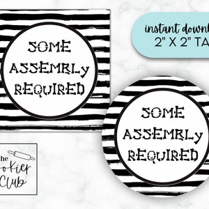 Puede incluir: Dos etiquetas imprimibles de 5 cm por 5 cm con rayas blancas y negras. El texto en las etiquetas dice "Some Assembly Required".
