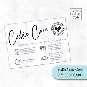 Può includere: Biglietto bianco con texture marmorea, con la scritta "Cookie Care" in un font elegante. Sono incluse le istruzioni per la conservazione dei biscotti, insieme alla scritta "Made with Love". Il biglietto misura 8,89 cm x 12,7 cm.