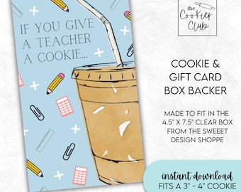 Può includere: Un retro per scatola di biglietti regalo stampabile con sfondo blu e un'illustrazione di cartone animato di una tazza di caffè con una cannuccia e il testo "Se dai un biscotto a un insegnante..." Il retro è progettato per adattarsi a una scatola trasparente di 11,4 cm per 19 cm e un biscotto da 7,6 cm a 10 cm.