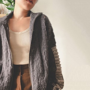 Modelo de jaqueta de crochê | Ombro caído com zíper e bolsos | Leve, gola alta, pontos rendados | Jaqueta Avery