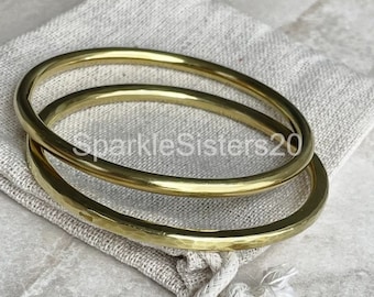 Conjunto de brazaletes de latón hechos a mano: brazaletes apilables chapados en oro