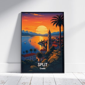 Może przedstawiać: Oprawiony wydruk artystyczny Splitu, Chorwacja, przedstawiający zachód słońca nad Morzem Adriatyckim. Grafika przedstawia nadmorskie miasto z dzwonnicą, palmami i żaglówkami. Słowo "SPLIT" i "Chorwacja" są wydrukowane na dole.