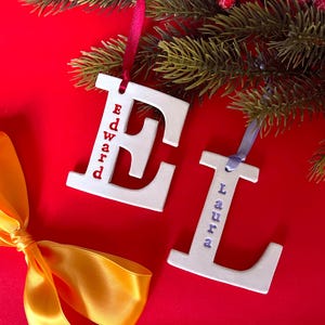 Adorno navideño con letras y nombre - Adorno inicial de cerámica - Adorno con el alfabeto - Adorno personalizado con nombre