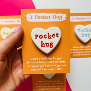 Pocket knuffel - Heart Pebble aandenken - eerste schooldag cadeau - lange afstand cadeau - universiteitscadeau - positiviteitsspeld