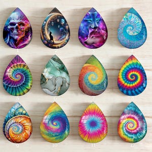 Può includere: Dodici cabochon a forma di goccia disposti in tre file da quattro, ognuno con disegni grafici distinti tra cui un teschio, un gatto sotto una luna crescente, lupi, spirali, motivi marmorizzati e tie-dye vivaci, numerati da 1 a 12.
