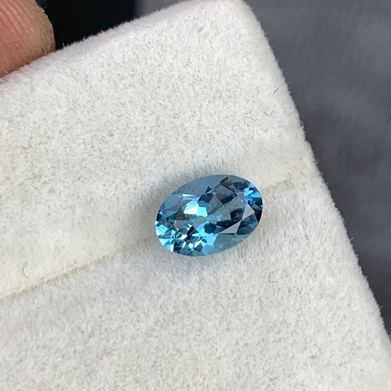 Pierre Précieuse Aigue-Marine Santa Maria Naturelle - Taille Fantaisie, Certifiée GIR, Couleur Bleue, Dimensions 32x29x12 Mm, Neuf Sans Emballage