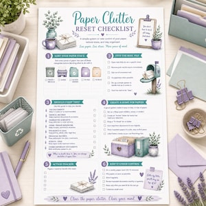 Puede incluir: Una lista de control para organizar papeles impresa en papel blanco con detalles en morado y turquesa. El documento tiene seis secciones numeradas con instrucciones, casillas de verificación e ilustraciones de buzones, carpetas y plantas. El texto incluye Paper Clutter Reset Checklist, Sort Your Paper Stack, Stop The Mail Pile, Should I Keep This, Create A Home For Papers, Action Tracker y Keep It Under Control.