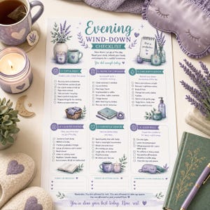 Puede incluir: Una hoja de papel Evening Wind-Down Checklist con seis secciones para rutinas diarias, decorada con ilustraciones de lavanda, una taza, una vela y un antifaz para dormir. El texto incluye encabezados como Tidy & Reset y Sleep Well.