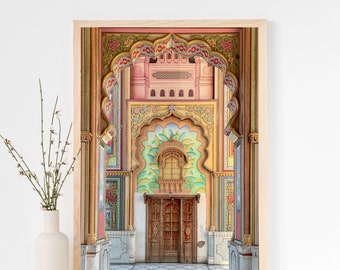 Peut inclure: Une porte ornée et colorée avec des sculptures et des arches complexes. La porte est peinte dans des tons de rose, jaune, vert et bleu. La porte elle-même est en bois et a un design traditionnel.