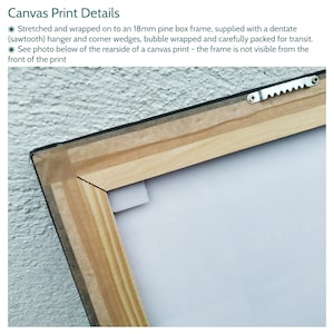 Op de afbeelding: Close-up van een houten frame voor een canvas print. Het frame is 18 mm dik en heeft een zaagtandhanger en hoekwiggen. Het frame is omwikkeld met zwarte tape en heeft een witte achterkant.