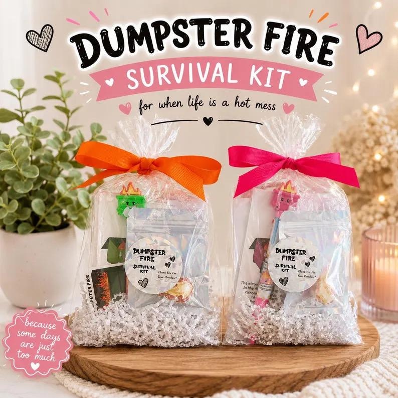 Może przedstawiać: Dwa przezroczyste celofanowe woreczki na prezenty, zawiązane pomarańczowymi i r&oacute;żowymi wstążkami. Oznaczone jako "Dumpster Fire Survival Kit" i zawierają małe przedmioty. Tekst brzmi "for when life is a hot mess."
