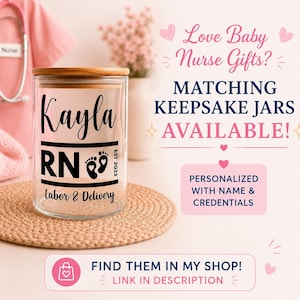 Puede incluir: Un tarro de recuerdo de vidrio transparente con tapa de madera, personalizado con el nombre "Kayla", "RN" y huellas de beb&eacute;. El tarro est&aacute; etiquetado como "Labor & Delivery" y "Est. 2023". El fondo incluye texto que dice "Love Baby Nurse Gifts?" y "Matching Keepsake Jars Available!"