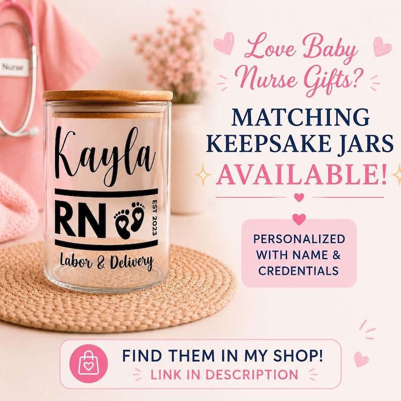Puede incluir: Un tarro de recuerdo de vidrio transparente con tapa de madera, personalizado con el nombre "Kayla", "RN" y huellas de beb&eacute;. El tarro est&aacute; etiquetado como "Labor & Delivery" y "Est. 2023". El fondo incluye texto que dice "Love Baby Nurse Gifts?" y "Matching Keepsake Jars Available!"
