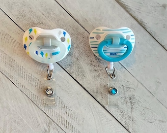 Reel fopspeenbadge | Schattige baby-badgehouder Binky | Roze en blauwe intrekbare ID-haspel voor verpleegkundigen, NICU, L&D, moeder en baby, pediatrisch personeel