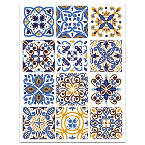 Peut inclure: Douze carreaux carrés avec des motifs symétriques et détaillés. Chaque carreau présente un motif unique dans des tons de bleu, jaune et blanc. Les motifs comprennent des motifs floraux et géométriques, créant une surface riche et décorative.