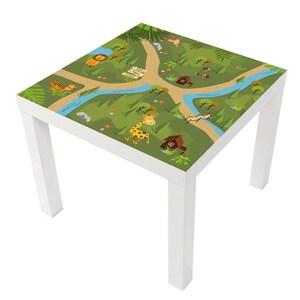 Könnte beinhalten: Ein weißer quadratischer Tisch mit einem Dschungel-Thema. Die Tischoberfläche zeigt eine farbenfrohe Karte mit Zeichentieren wie einem Löwen, Tiger und einer Giraffe. Die Karte enthält Straßen, Flüsse und Bäume.