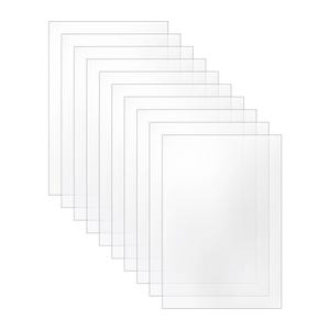Peut inclure: Une pile de feuilles rectangulaires transparentes en plastique transparent, légèrement superposées. Les feuilles sont disposées en éventail, avec les bords visibles sur un fond blanc. L'image met en évidence la clarté et la transparence du matériau.