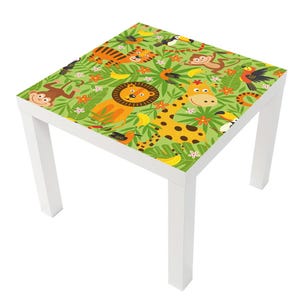 Könnte beinhalten: Ein weißer quadratischer Tisch mit einem Dschungel-Thema. Die Tischoberfläche hat einen grünen Hintergrund mit Zeichentieren wie Löwen, Tigern, Giraffen und Affen. Der Tisch ist für Kinder geeignet.