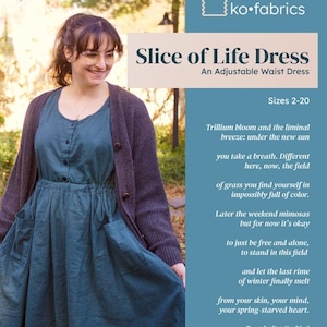 Peut inclure: Une femme portant une robe bleu sarcelle avec des poches se tient dans un champ d'herbe verte. La robe a une taille à cordon et fait partie d'un patron de couture appelé "Slice of Life Dress" de Ko Fabrics. Le patron est disponible en tailles 2 à 20.