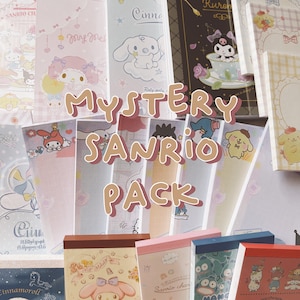 Peut inclure: Une collection de cahiers à thème Sanrio aux couleurs vives. Les cahiers présentent divers personnages, notamment Hello Kitty, Cinnamoroll, My Melody et Keroppi. Les cahiers sont disposés en pile avec le texte "MYSTERY SANRIO PACK" au centre.