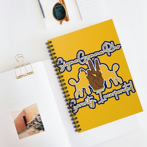 Caderno Espiral SGRho - Linha Governada | Caderno Sigma Gamma Rho | SGR | Revista SGRho | 1922 | Caniches Bonitos | Camisa | Presentes da Irmandade |