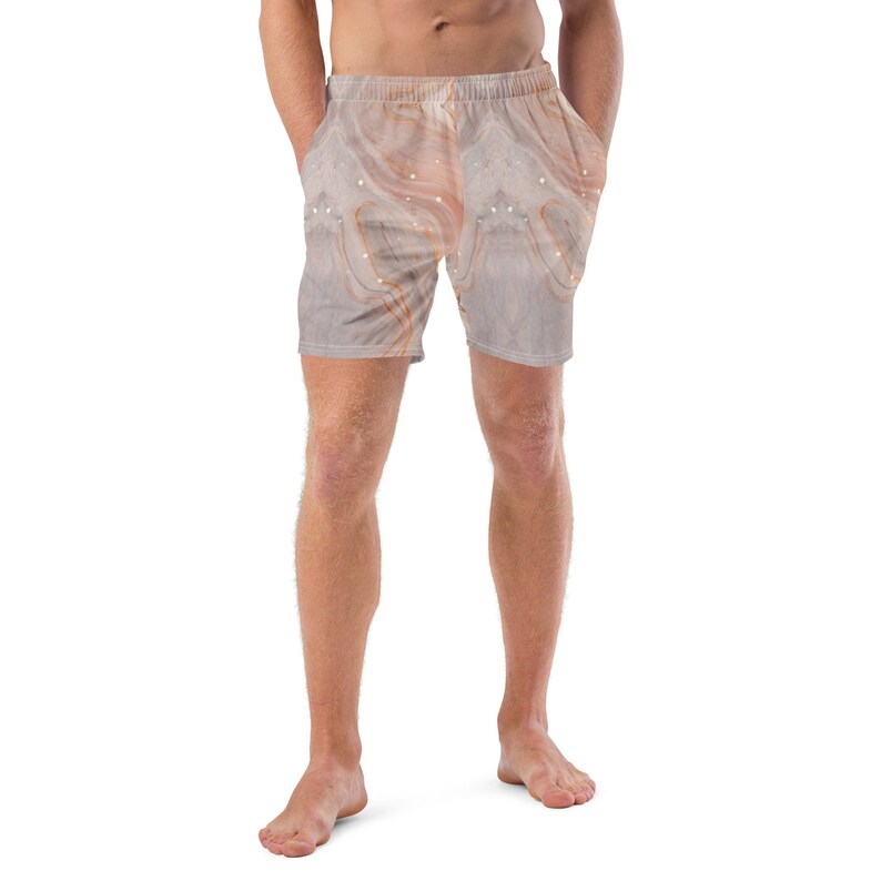 Puede incluir: Un par de pantalones cortos de color gris y naranja con estampado y cintura con cord&oacute;n.