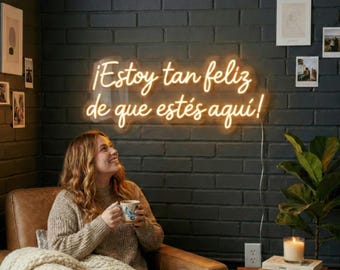 Custom Spanish Quote Neon Sign | Familia Wall Decor | ¡Estoy tan feliz de que estés aquí! | Cozy Living Room Art | Mi Casa Es Tu Casa Sign