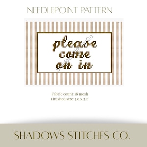 Puede incluir: Patrón de punto de aguja con el texto "please come on in" en marrón, sobre un fondo blanco con rayas verticales beige. El tamaño final es de 12,7 x 8,1 cm. La marca "Shadows Stitches Co." está en la parte inferior.