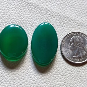 Coppia di pietre preziose cabochon di onice verde naturale di alta qualità per la realizzazione di gioielli Pendente Dimensione ovale Forma libera onice Gemma Coppia di pietre di nascita Maggio Birthstone