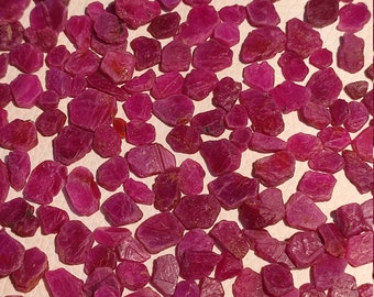Listado de variaciones Rebanadas de piedras preciosas de rubí 100% naturales Rubí áspero para hacer joyas Rebanada de rubí suelta Forma natural Tierra extraída cruda RA