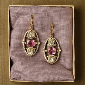 Ohrhänger mit rosa Saphir – 18 Karat vergoldete Ohrhänger mit Diamanten im Rosenschliff – Ohrhänger mit indischem Rubin im Polki-Stil – Statement-Ohrringe mit Goldpavé-Fassung