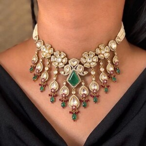 Fancy Smaragd Grün Rubin Uncut Kundan Polki Viktorianische Floral Choker Halskette & Ohrringe Set, Kundan Halskette, Indischer Polki Schmuck, Sabyasachi