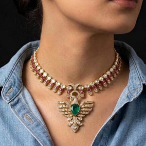 Collana girocollo vittoriana Jadau con pavone, rubini e smeraldi di Niya, in stile Kundan e Polki, gioielli Polki, collana Kundan, gioielli Sabyasachi