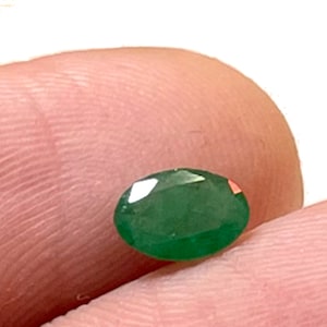 Natürlicher sambischer Smaragd Oval Cut Stone: 0,60 Karat, 7x5x2.8 mm