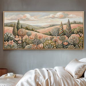 Pu&ograve; includere: Un dipinto di paesaggio incorniciato con una cornice dorata raffigura una scena di giardino stravagante con alberi stilizzati, fiori e dolci colline in morbidi colori pastello. Il dipinto &egrave; appeso sopra un letto con un piumino e cuscini di raso.