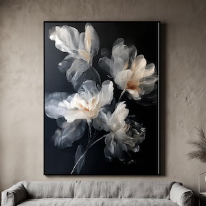 Puede incluir: Una gran pieza de arte mural rectangular que presenta un grupo de flores blancas y beige pálido translúcidas sobre un fondo negro sólido. Los pétalos florales parecen superpuestos y delicados, con pinceladas suaves y etéreas.